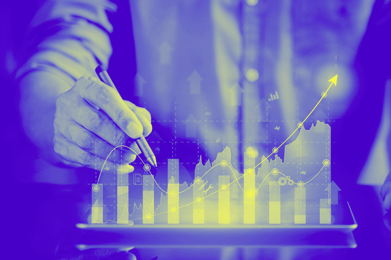 A person makes a comparison in a bar graph, represents whats the best enterprise platform for cross-border payments